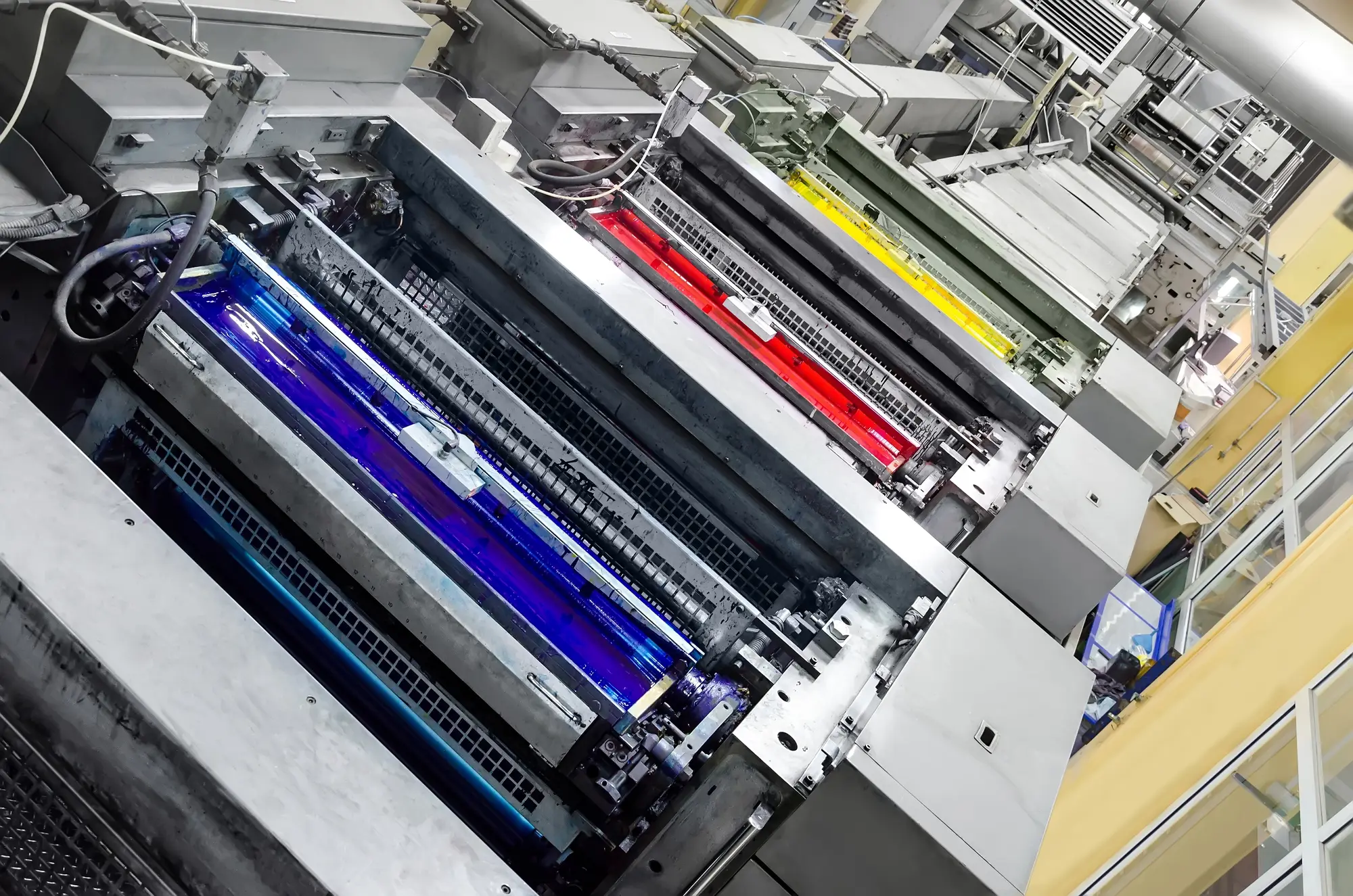 Macchina da stampa offset Roland con i gruppi colore ciano, magenta e giallo
